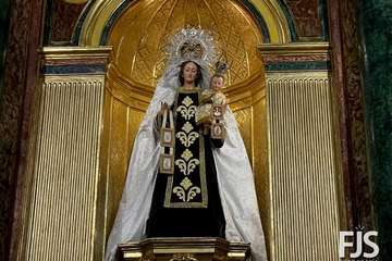 La Virgen del Carmen vuelve a presidir el altar mayor de la iglesia de San Gregorio/Francisco Javier Santana.